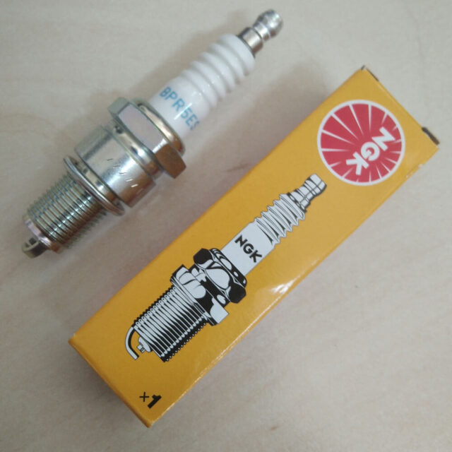 Свеча зажигания NGK BPR5ES (7422) для BF5 и другой техники