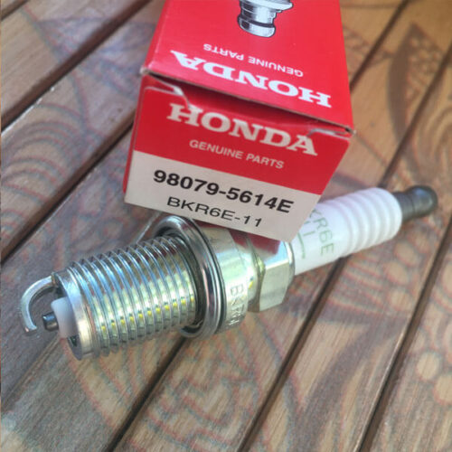 Свеча зажигания 98079-5614E (NGK BKR6E-11) для лодочного мотора Honda BF6